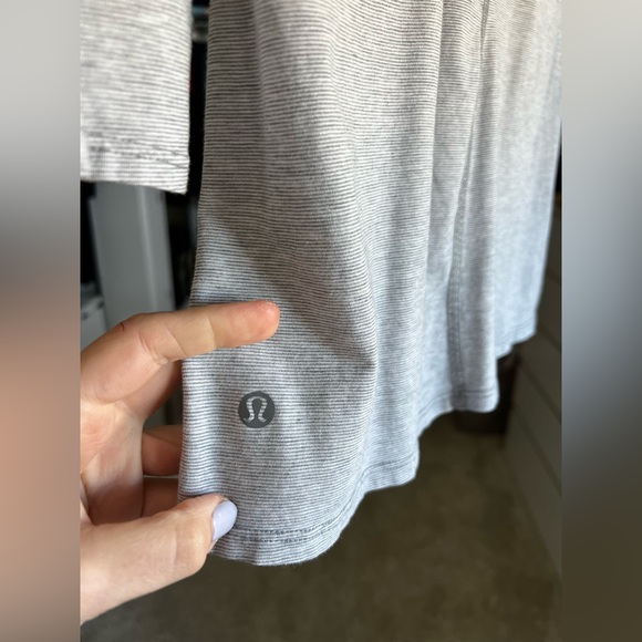 Lululemon 3/4 length sleeve shirt with cut out - size 4 - Picture 3 of 3